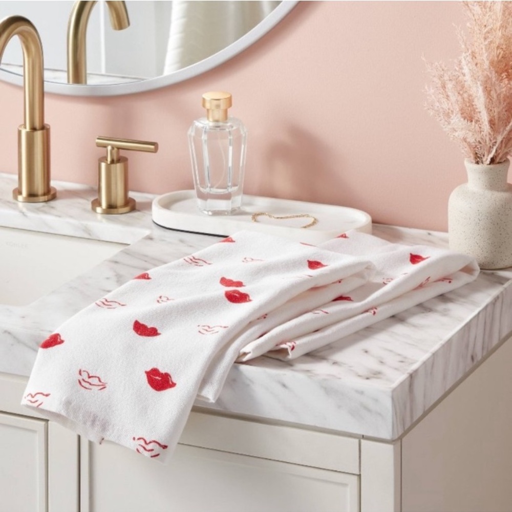 All Over Red Lips Kisses Bath Hand Towel Set White - Threshold